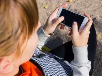 Púposak lehetnek a telefonfüggő gyerekek Púposak lehetnek a telefonfüggő gyerekek